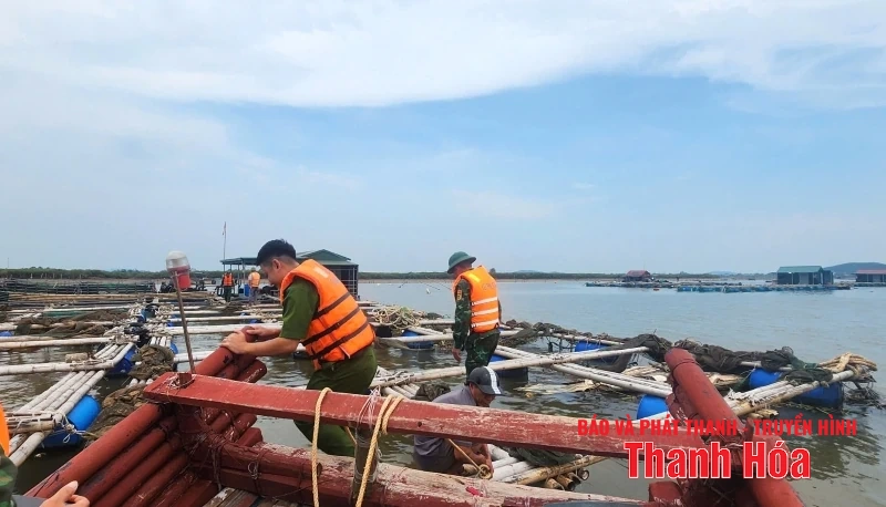 Xã Tiên Trang hỗ trợ người dân gia cố lồng bè nuôi cá