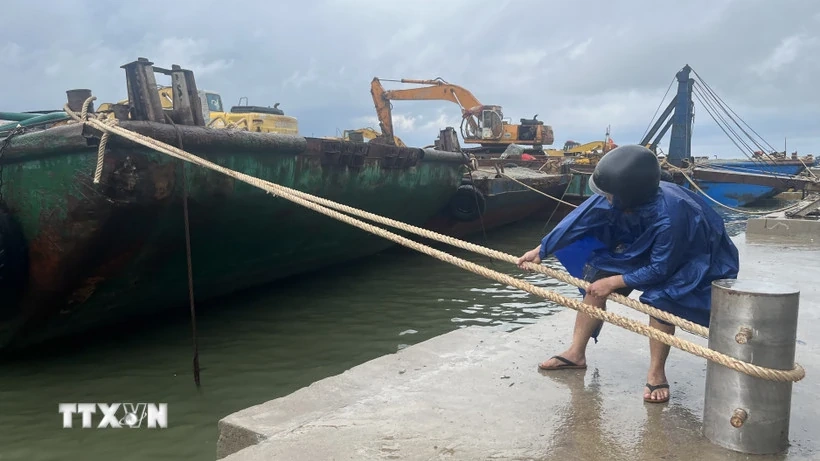 Bão số 5 ngày càng mạnh, các địa phương gấp rút sơ tán dân, thực hiện cấm biển