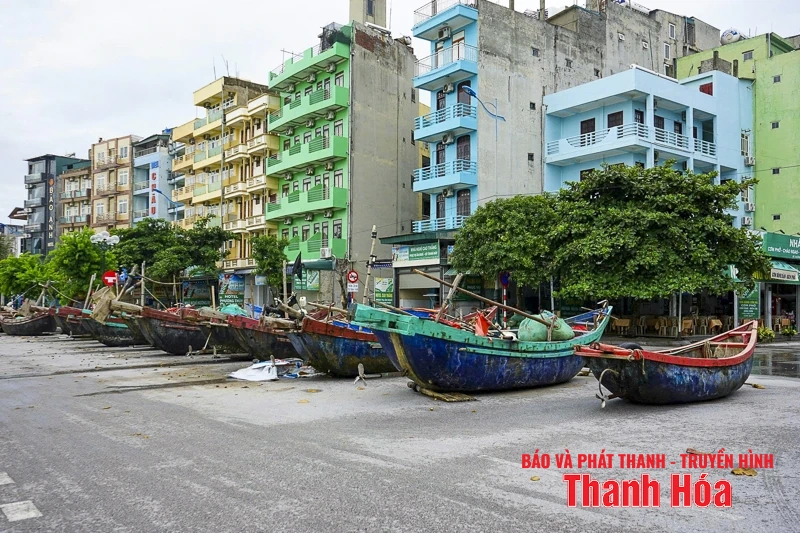 Ngư dân Thanh Hóa khẩn trương “chạy bão” số 5