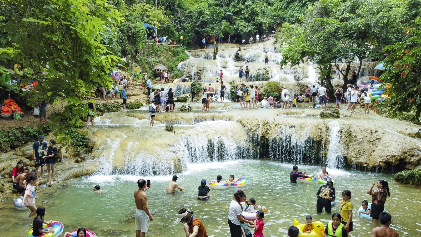 Thời điểm lý tưởng nhất để tham quan thác là mùa hè, khi dòng nước căng tràn sức sống, tung bọt trắng xóa.