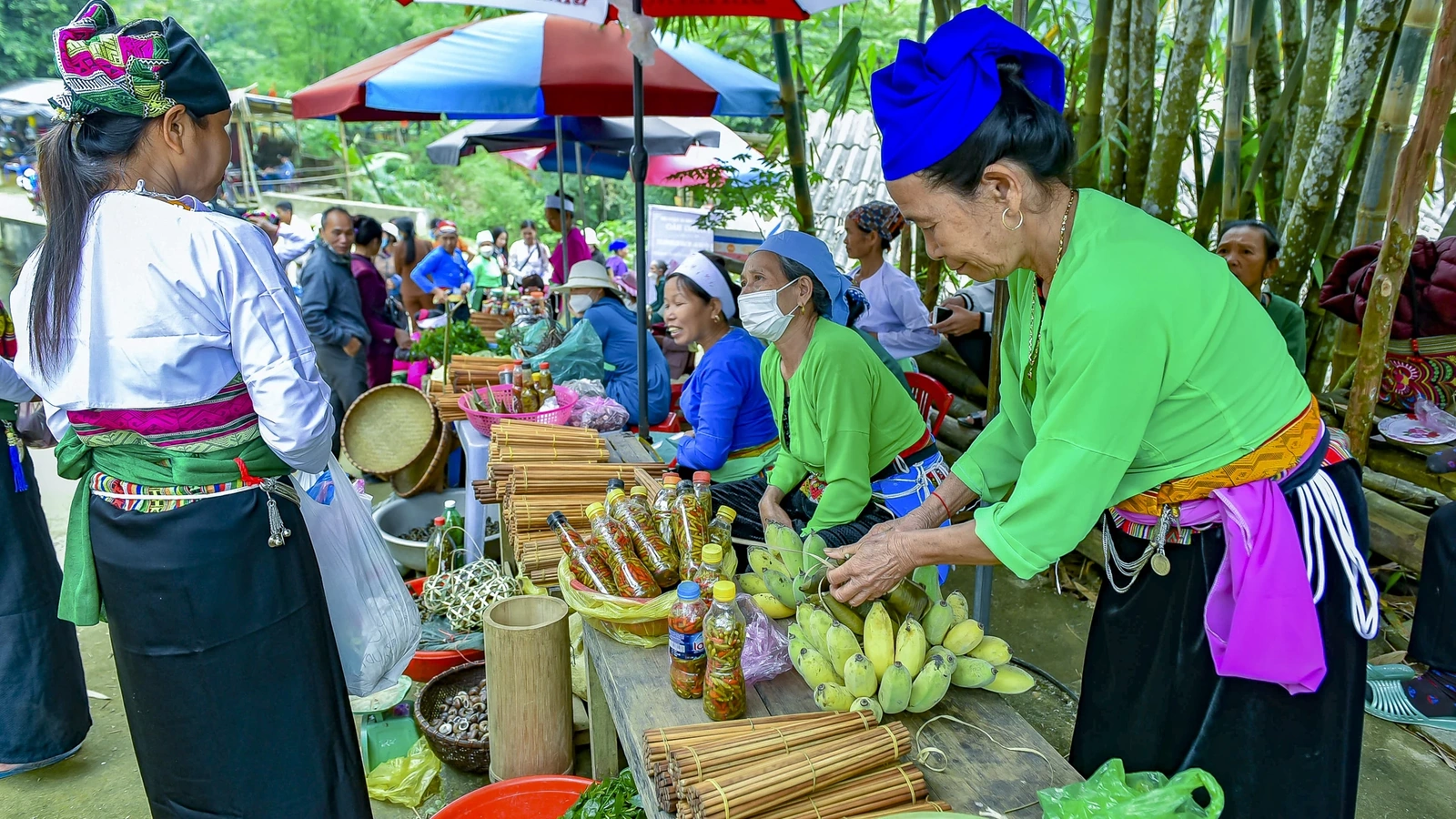 Ngoài ra, du khách cũng có thể mua những sản vật địa phương làm quà như gạo nếp nương, măng rừng, rượu cần, hay đồ thủ công của người Mường. Đây không chỉ là món quà lưu giữ hương vị núi rừng mà còn góp phần hỗ trợ sinh kế cho người dân bản địa.