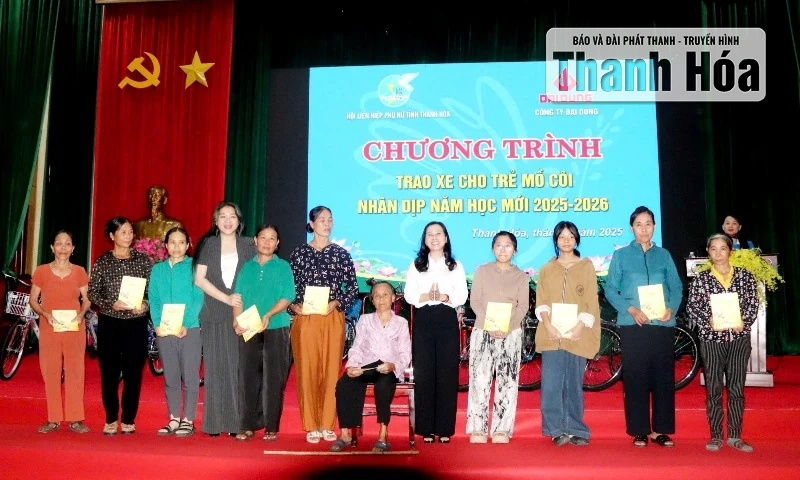 Trao xe đạp cho trẻ mồ côi nhân dịp năm học mới tại phường Tĩnh Gia