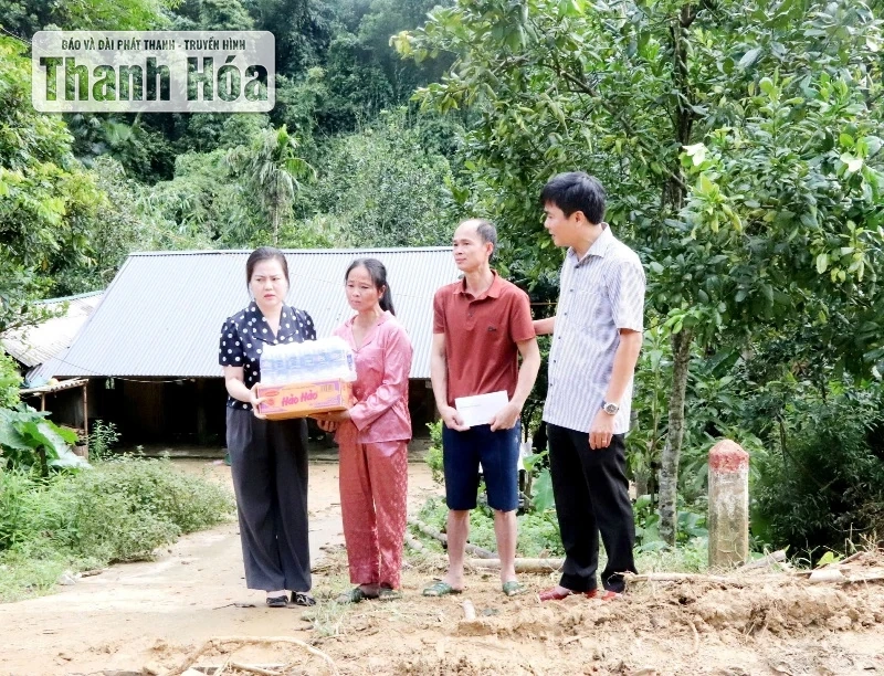 Lãnh đạo Ủy ban MTTQ tỉnh trao quà cho người dân xã Yên Nhân bị ảnh hưởng nghiêm trọng do sạt lở