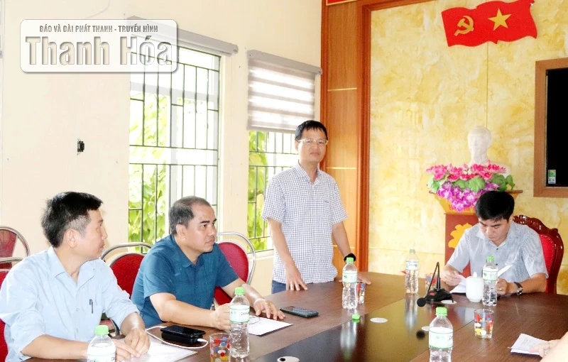 Lãnh đạo Ủy ban MTTQ tỉnh trao quà cho người dân xã Yên Nhân bị ảnh hưởng nghiêm trọng do sạt lở