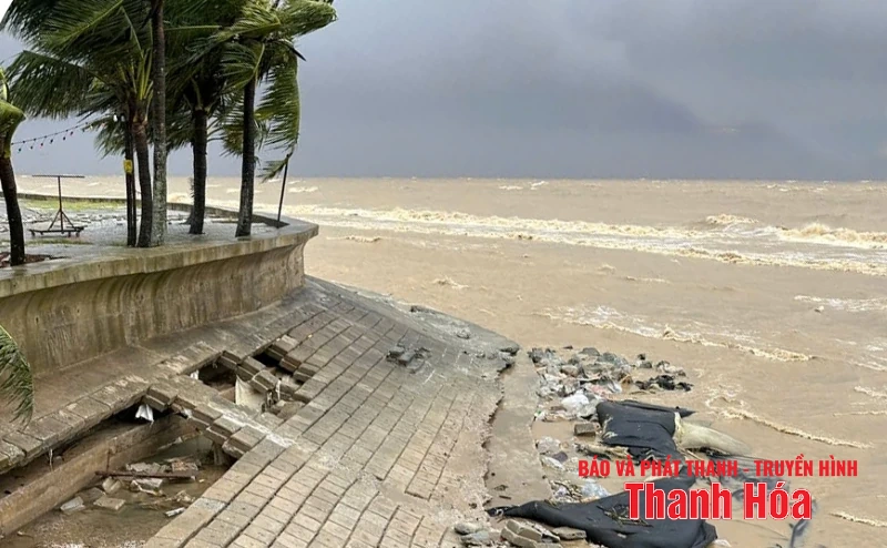 Sụt lún đê kè biển Hải Tiến