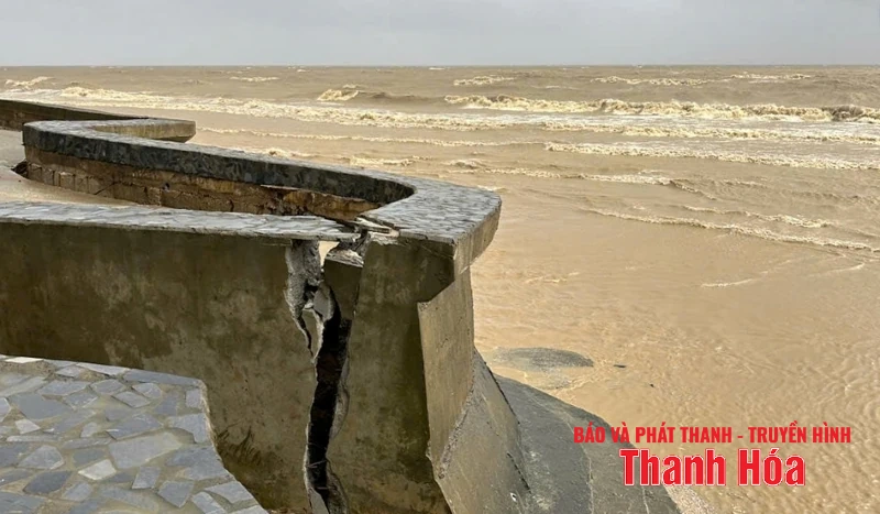Sụt lún đê kè biển Hải Tiến