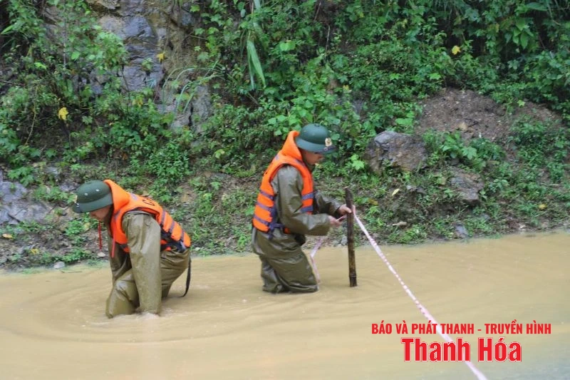 Quốc lộ 15 qua Hồi Xuân bị ngập, giao thông tuyến Mường Lát - Quan Hóa về xuôi tạm dừng