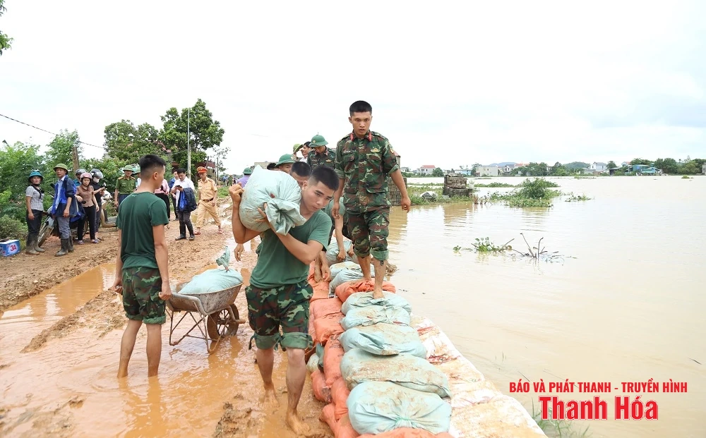 Chủ tịch UBND tỉnh Đỗ Minh Tuấn kiểm tra, chỉ đạo khắc phục sự cố đê tại xã Hà Long