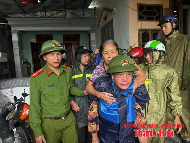 Công an Thanh Hoá xuyên đêm di dời dân chống bão số 5