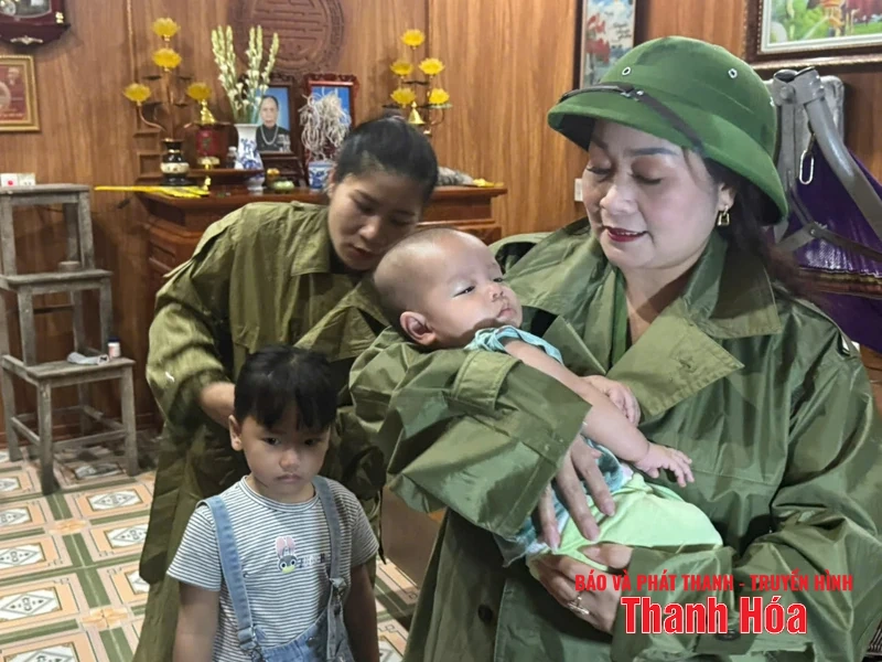 Công an Thanh Hoá xuyên đêm di dời dân chống bão số 5