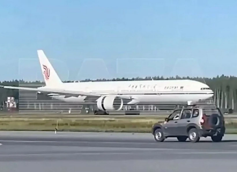 Máy bay Trung Quốc chở 265 người phải hạ cánh khẩn cấp tại Nga do lỗi động cơ