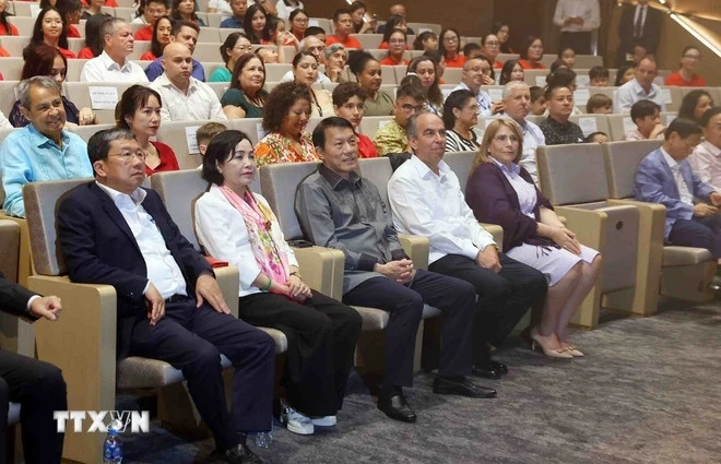 Lần đầu tiên đoàn kịch thiếu nhi Cuba biểu diễn tại Việt Nam