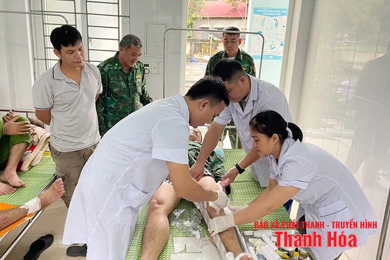 Thăm hỏi, động viên cán bộ Đồn Biên phòng Hiền Kiệt bị thương khi đi làm nhiệm vụ