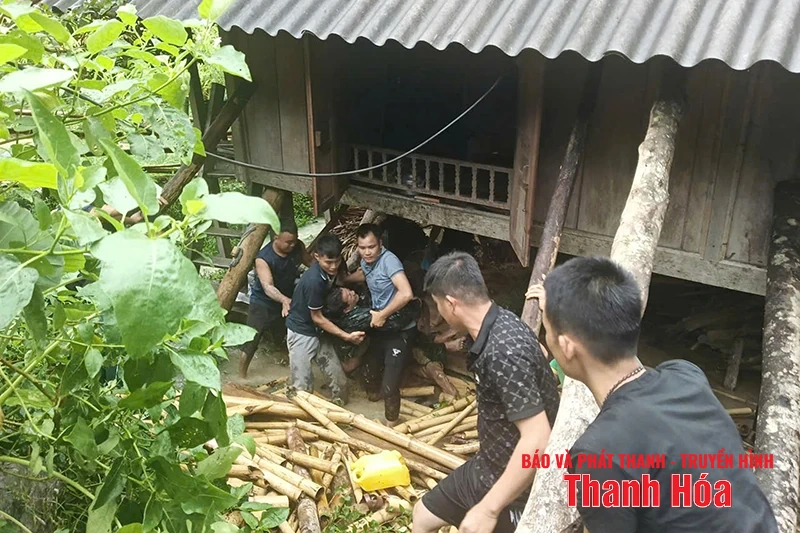 Thăm hỏi, động viên cán bộ Đồn Biên phòng Hiền Kiệt bị thương khi đi làm nhiệm vụ