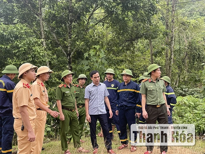 Lực lượng Cảnh sát giao thông cắm chốt, phân luồng tại nhiều điểm sạt lở trên Quốc lộ 47