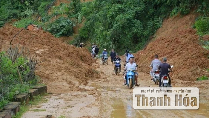 Lực lượng Cảnh sát giao thông cắm chốt, phân luồng tại nhiều điểm sạt lở trên Quốc lộ 47