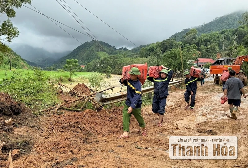 Lực lượng Công an vượt núi, băng rừng tiếp tế lương thực, thực phẩm cho 520 hộ dân bị cô lập
