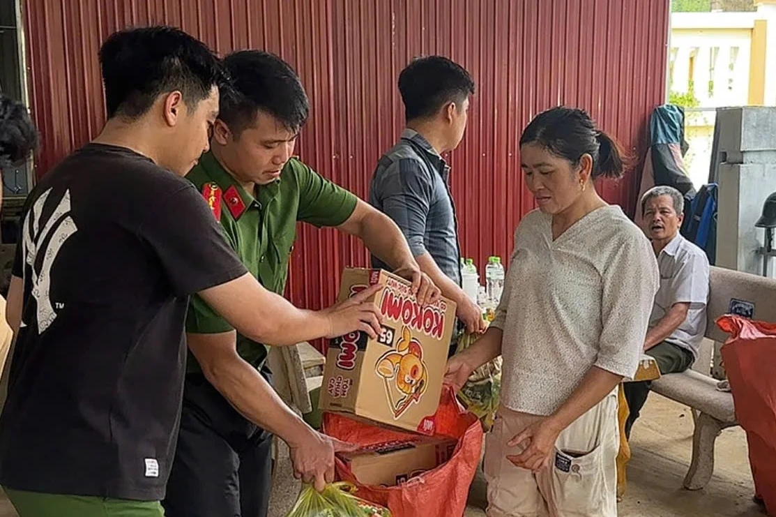 Lực lượng Công an vượt núi, băng rừng tiếp tế lương thực, thực phẩm cho 520 hộ dân bị cô lập