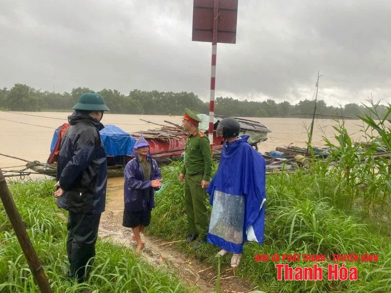 Cứu vớt kịp thời 10 công nhân bị rơi xuống suối tại xã Sao Vàng