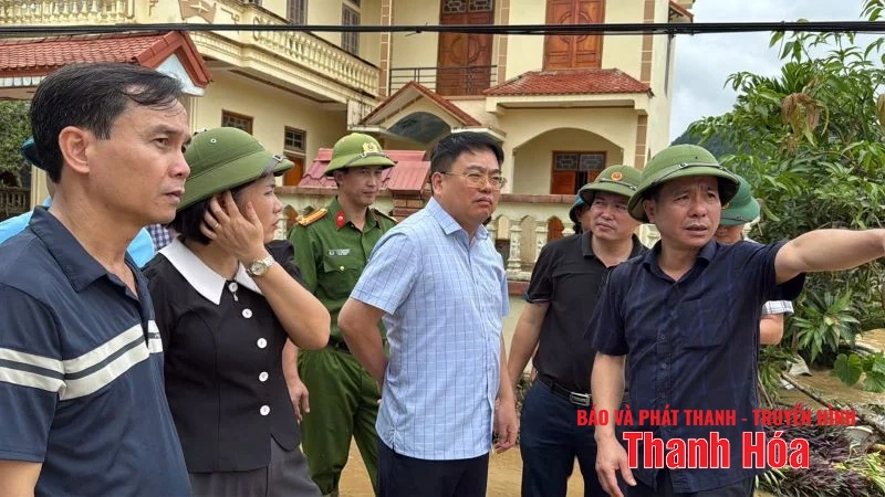 Trưởng Ban Quản lý KKT Nghi Sơn và các KCN kiểm tra công tác khắc phục hậu quả bão số 5 tại xã Cẩm Tú