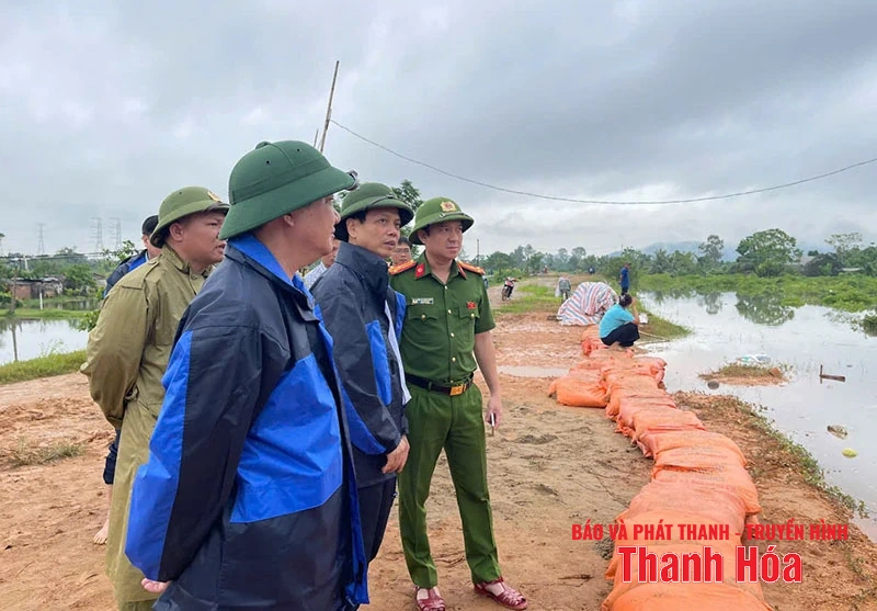 Lãnh đạo Công an tỉnh kiểm tra công tác khắc phục hậu quả bão số 5 tại xã Ba Đình và Hoa Lộc