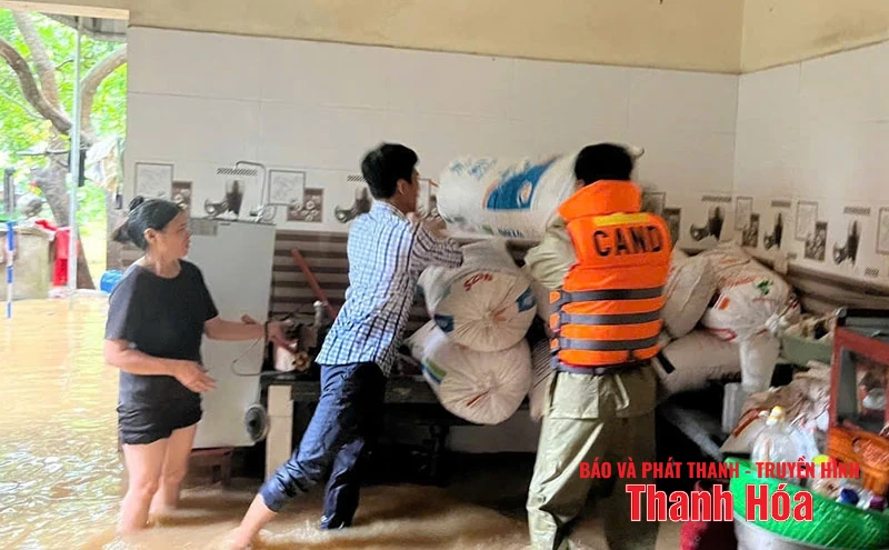 Lãnh đạo Công an tỉnh kiểm tra công tác khắc phục hậu quả bão số 5 tại xã Ba Đình và Hoa Lộc