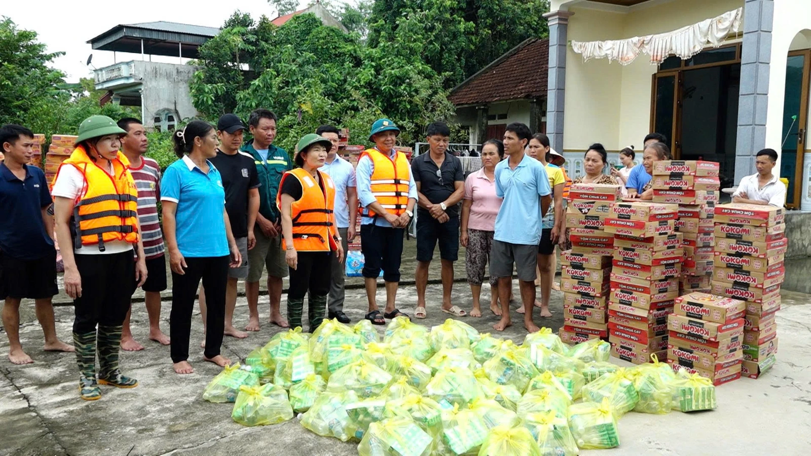 Xã Vĩnh Lộc kịp thời thăm, động viên và cứu trợ Nhân dân vùng lũ