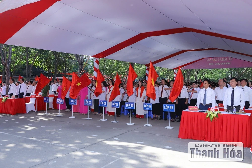 Bí thư Tỉnh ủy Nguyễn Doãn Anh và Chủ tịch UBND tỉnh Đỗ Minh Tuấn dự lễ khai giảng năm học 2025-2026 tại Trường THCS Trần Mai Ninh