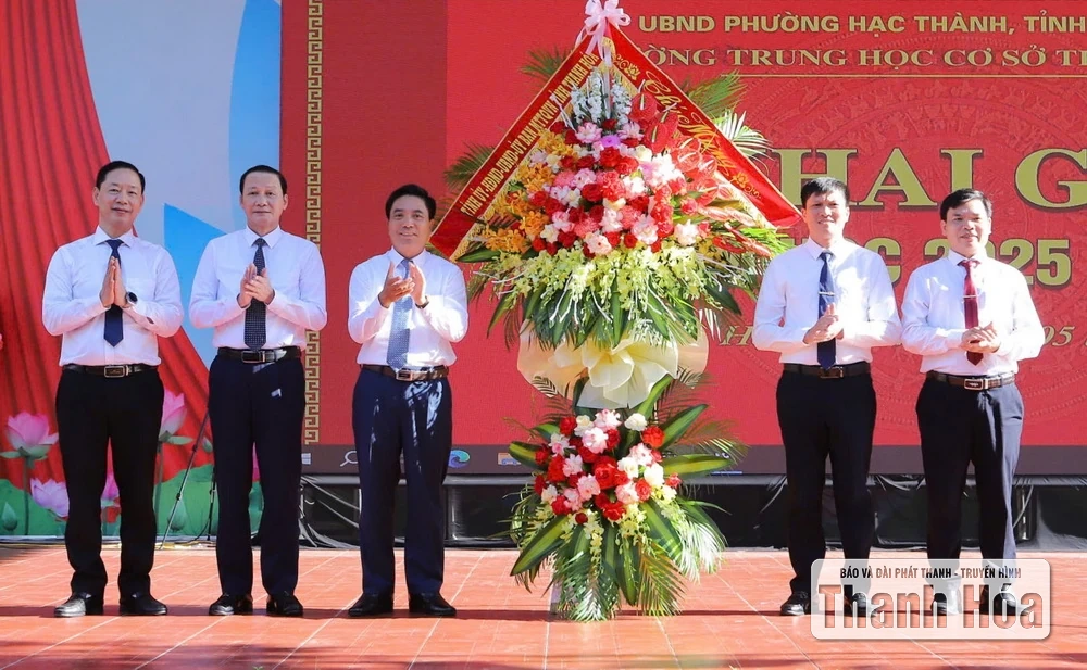 Bí thư Tỉnh ủy Nguyễn Doãn Anh và Chủ tịch UBND tỉnh Đỗ Minh Tuấn dự lễ khai giảng năm học 2025-2026 tại Trường THCS Trần Mai Ninh