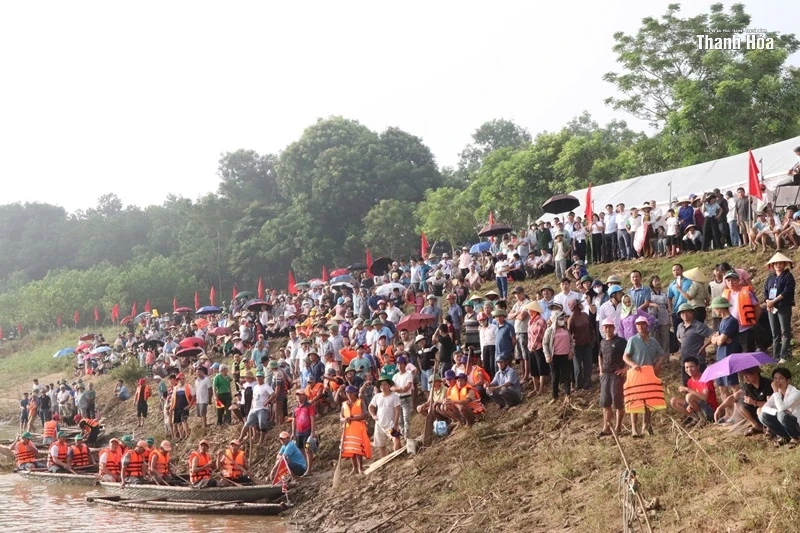 Tưng bừng lễ hội đua thuyền truyền thống trên sông Mã