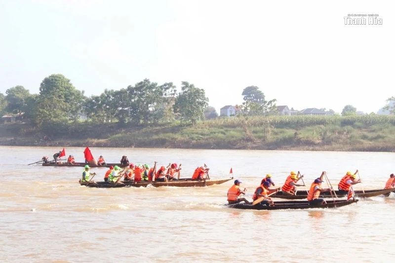 Tưng bừng lễ hội đua thuyền truyền thống trên sông Mã