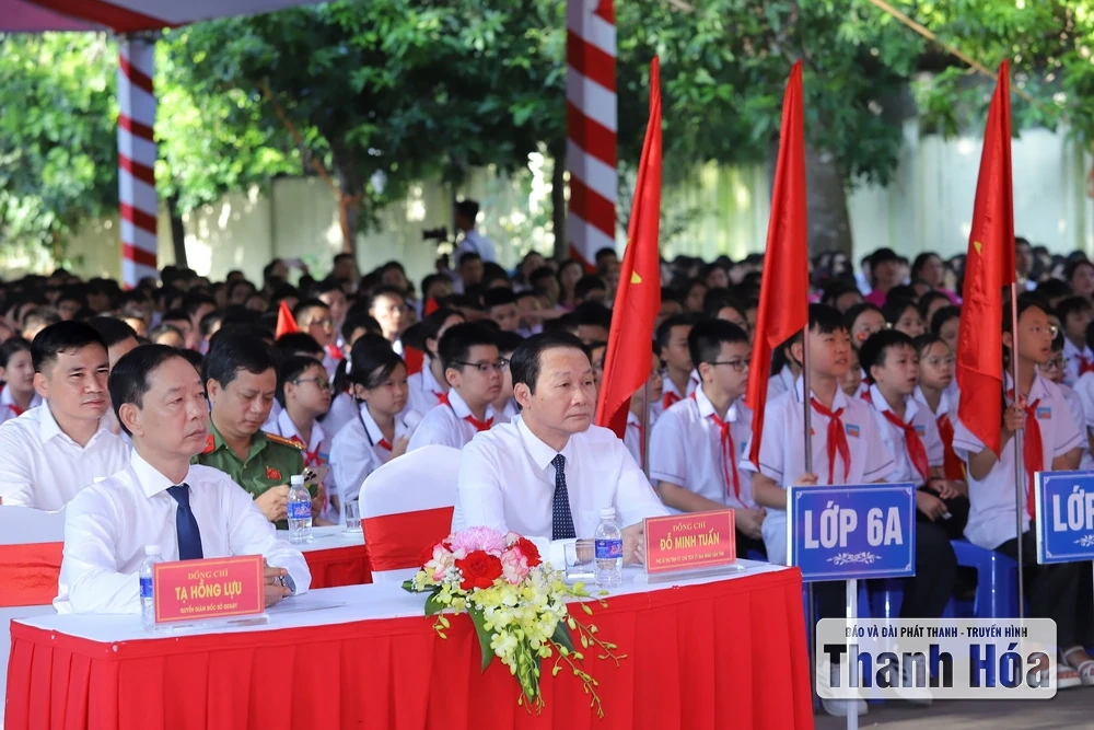 Bí thư Tỉnh ủy Nguyễn Doãn Anh và Chủ tịch UBND tỉnh Đỗ Minh Tuấn dự lễ khai giảng năm học 2025-2026 tại Trường THCS Trần Mai Ninh