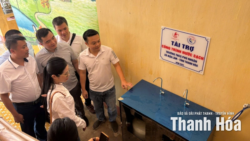 Trao tặng công trình nước sạch cho Trường THCS Phú Nhuận