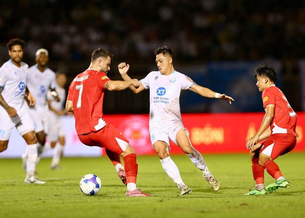 Quang Hải tỏa sáng đưa CAHN lên đỉnh V.League; Flick chỉ trích tuyển Tây Ban Nha ép Yamal nén đau thi đấu