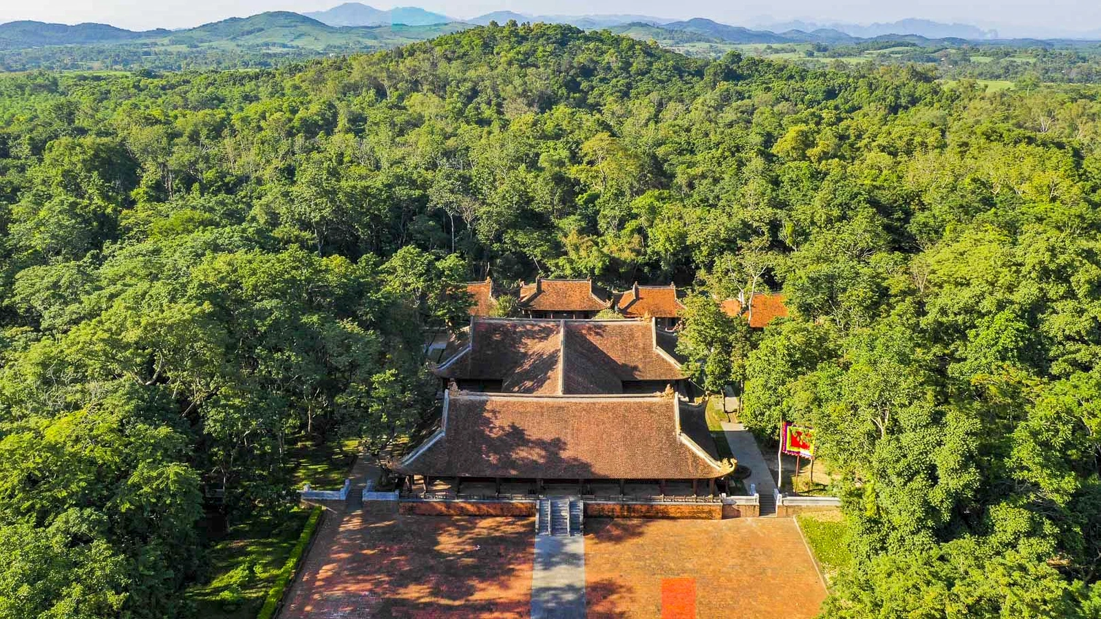 Cách trung tâm Thanh Hóa chừng 50km về phía tây, Khu di tích Lam Kinh nằm ẩn mình giữa miền quê trù phú. Nơi đây lưu giữ những công trình cổ kính gắn liền với trang sử hào hùng khi Lê Lợi - vị anh hùng áo vải Lam Sơn dựng cờ khởi nghĩa chống quân Minh xâm lược.