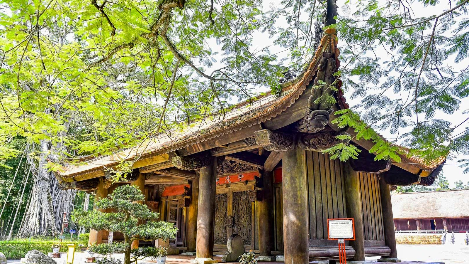 Lam Kinh - Khu di tích Quốc gia đặc biệt là dấu tích rực rỡ của triều Hậu Lê. Mỗi bước chân trên mảnh đất này như đưa du khách ngược dòng thời gian, chạm vào những truyền thuyết đậm màu huyền sử, về một triều đại từng hưng thịnh bậc nhất trong lịch sử.