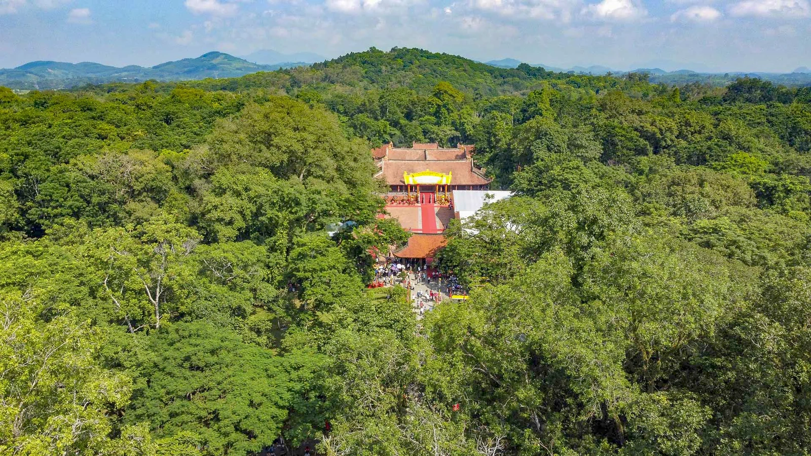 Thế đất Lam Kinh vững chãi như ngai vàng: lưng tựa núi Dầu phía bắc, mặt hướng nam nhìn ra sông Chu, xa xa là núi Chúa làm bình phong. Bên tả là rừng Phú Lâm xanh thẳm, bên hữu là núi Hương và Hàm Rồng trấn giữ, tạo nên địa thế “tựa sơn đạp thủy” hiếm có.