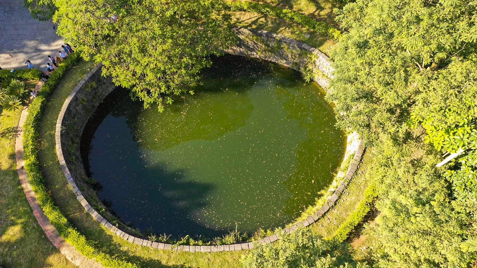 Cách cầu chừng 50m là giếng cổ Lam Kinh, từng rợp hương sen mỗi mùa hạ. Nước giếng xanh biếc, trong veo quanh năm không bao giờ cạn, bờ Bắc được kè bằng những bậc đá rêu phong, từng ngày cung cấp nguồn nước mát lành cho kinh thành xưa.