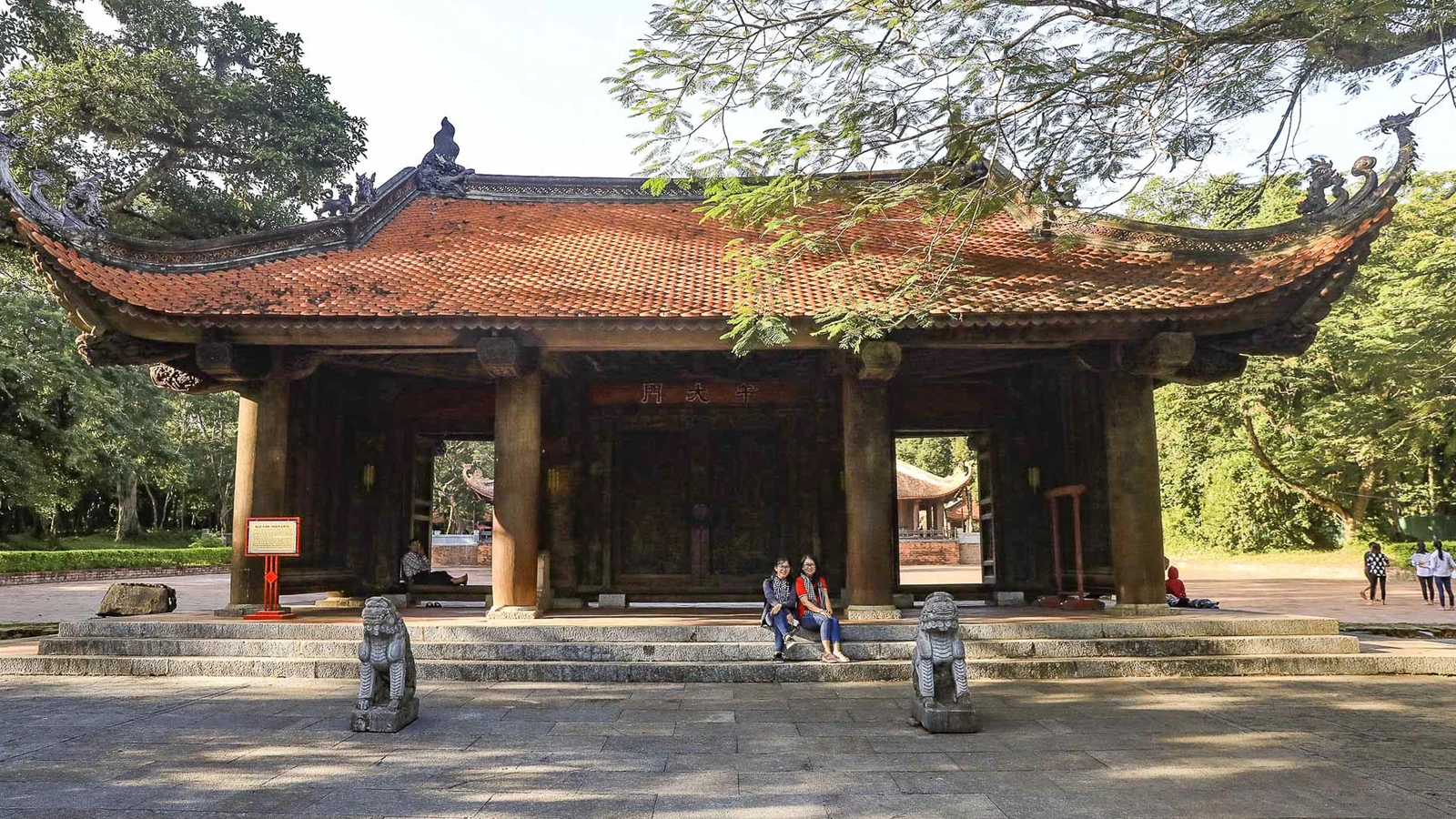 Bước vào khu chính điện, du khách đi qua Ngọ môn uy nghi với ba gian cân xứng. Gian giữa rộng nhất, hai gian bên nhỏ hơn, tất cả được dựng trên nền đá rộng hơn chục mét, dài hơn 14 mét. Giữa cổng sừng sững bốn cột gỗ to lớn, mỗi cột đường kính tới 78cm vững bền với thời gian.