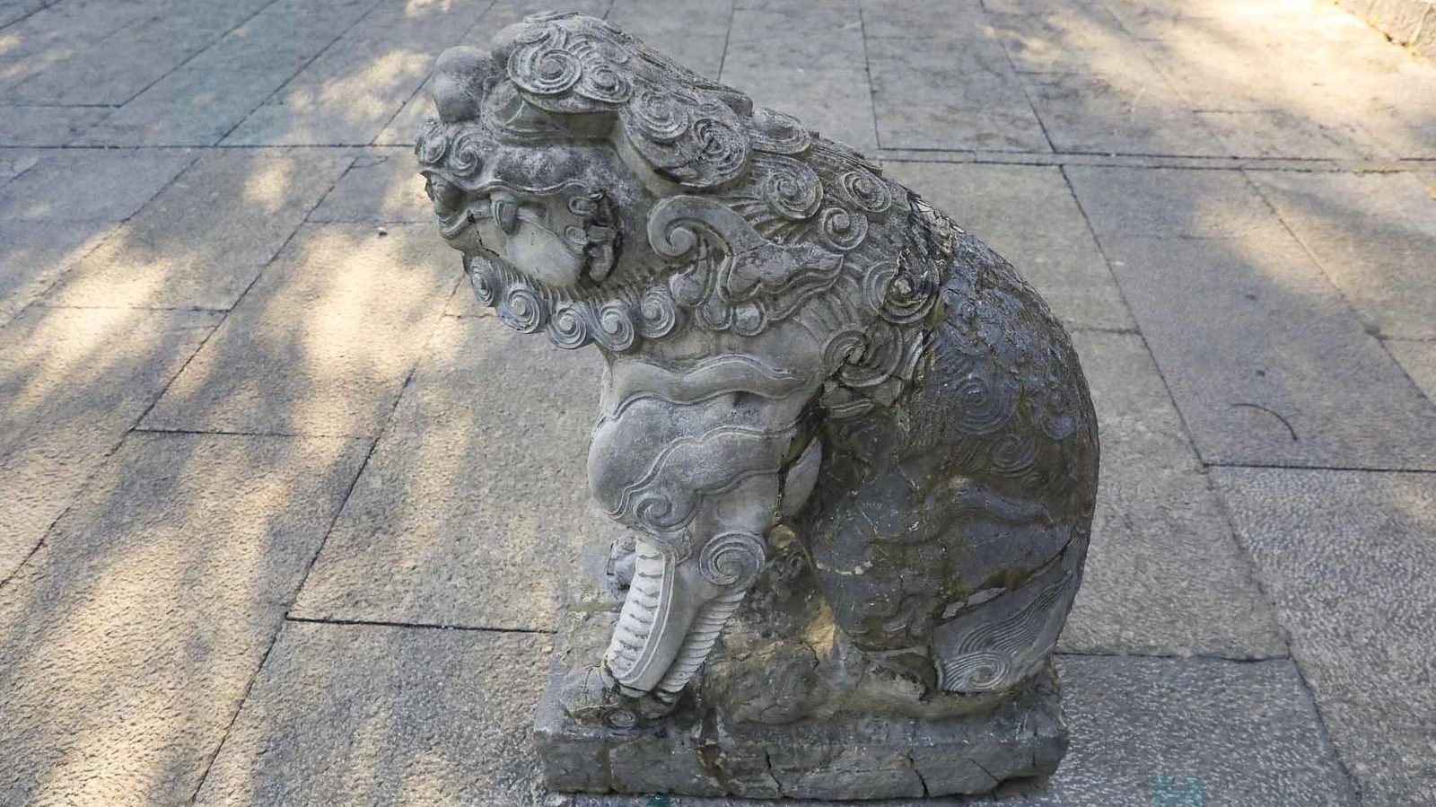 Án ngữ trước Ngọ môn là đôi nghê đá uy nghi. Dù đầu và chân đã được phục dựng, phần lưng và bệ vẫn nguyên vẹn dấu tích hàng trăm năm, in hằn vết thời gian như chứng nhân thầm lặng của lịch sử.