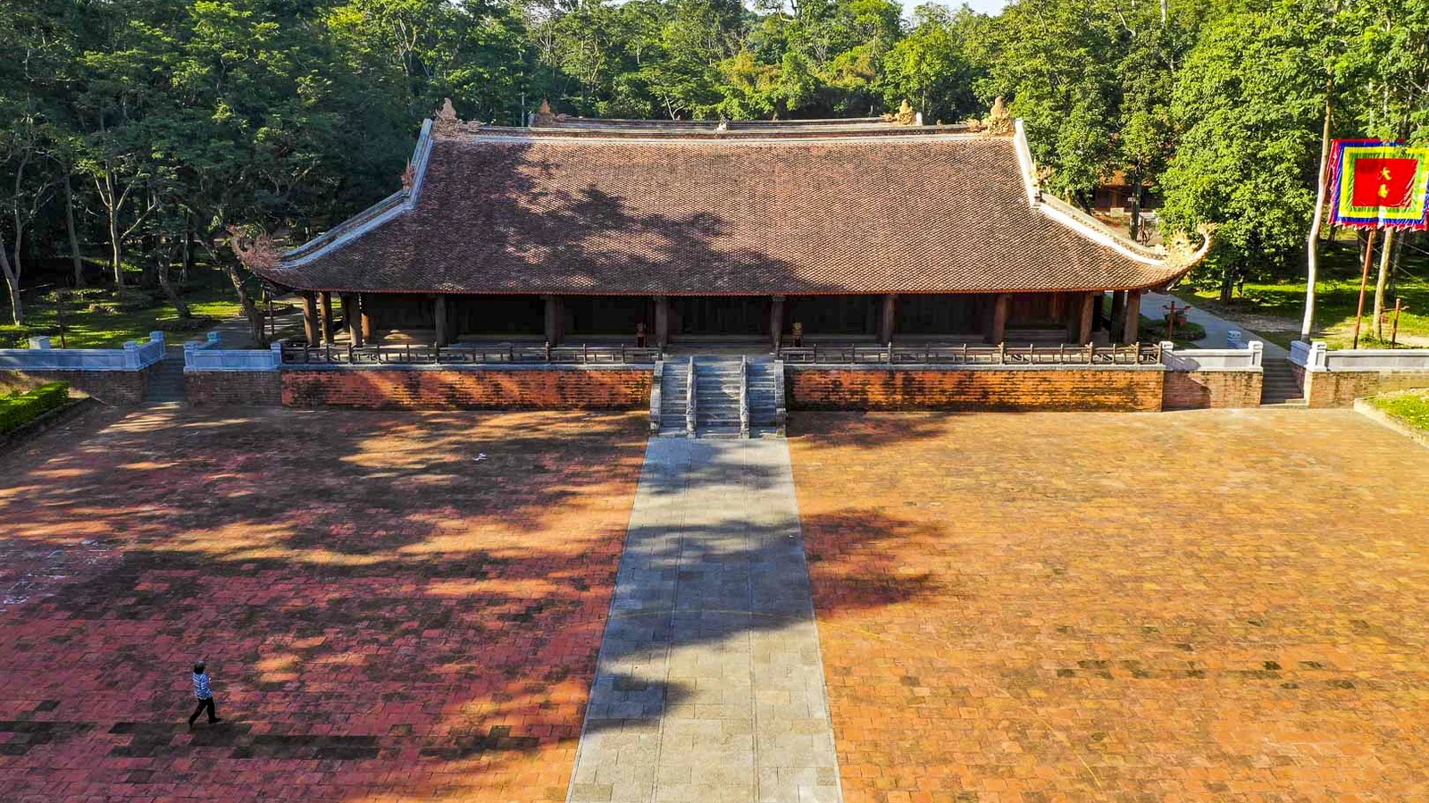 Bước qua Ngọ môn, sân rồng mở ra thoáng đãng, trải dài ngang chính điện, ôm sát thềm hai dãy tả vu, hữu vu. Khoảng sân từng chứng kiến bao nghi lễ long trọng của triều đình xưa.