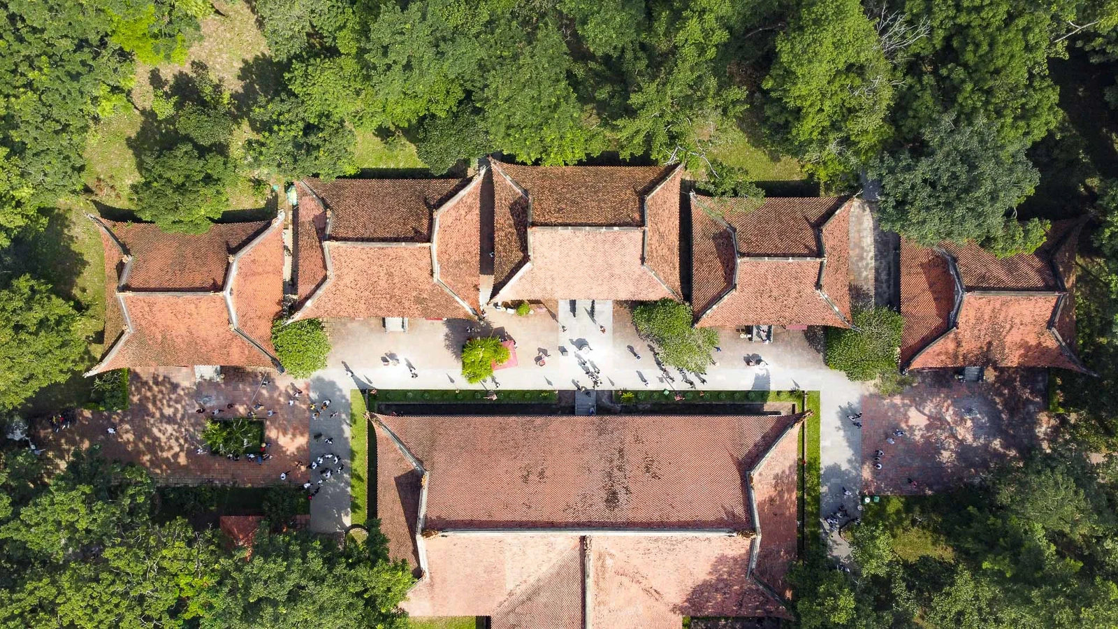 Phía sau chính điện là Thái miếu Lam Kinh, quần thể gồm 9 tòa miếu uy nghi, thờ tự tổ tiên, các vị vua và hoàng thái hậu nhà Lê. Ngày nay, mới chỉ 5 tòa được phục dựng.