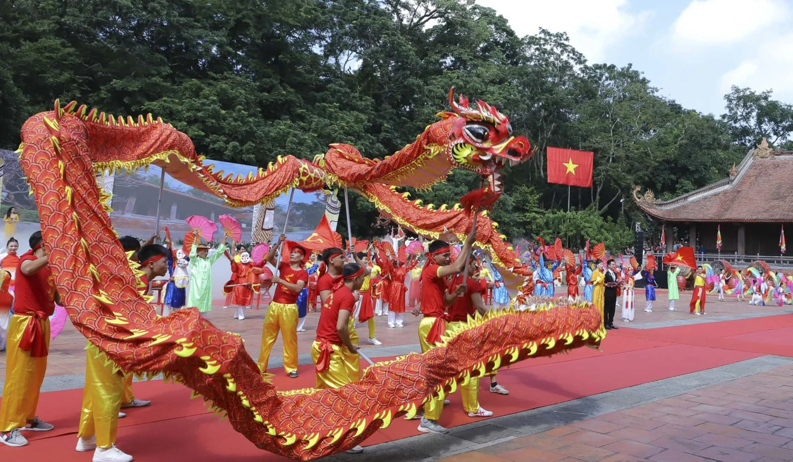 Lễ hội Lam Kinh diễn ra vào các ngày ngày 21 và 22 tháng 8 (Âm lịch), khi ấy người dân khắp vùng lại hội tụ về đây, trong tiếng trống rộn ràng, hương khói trầm mặc, để tri ân công đức các bậc anh hùng.