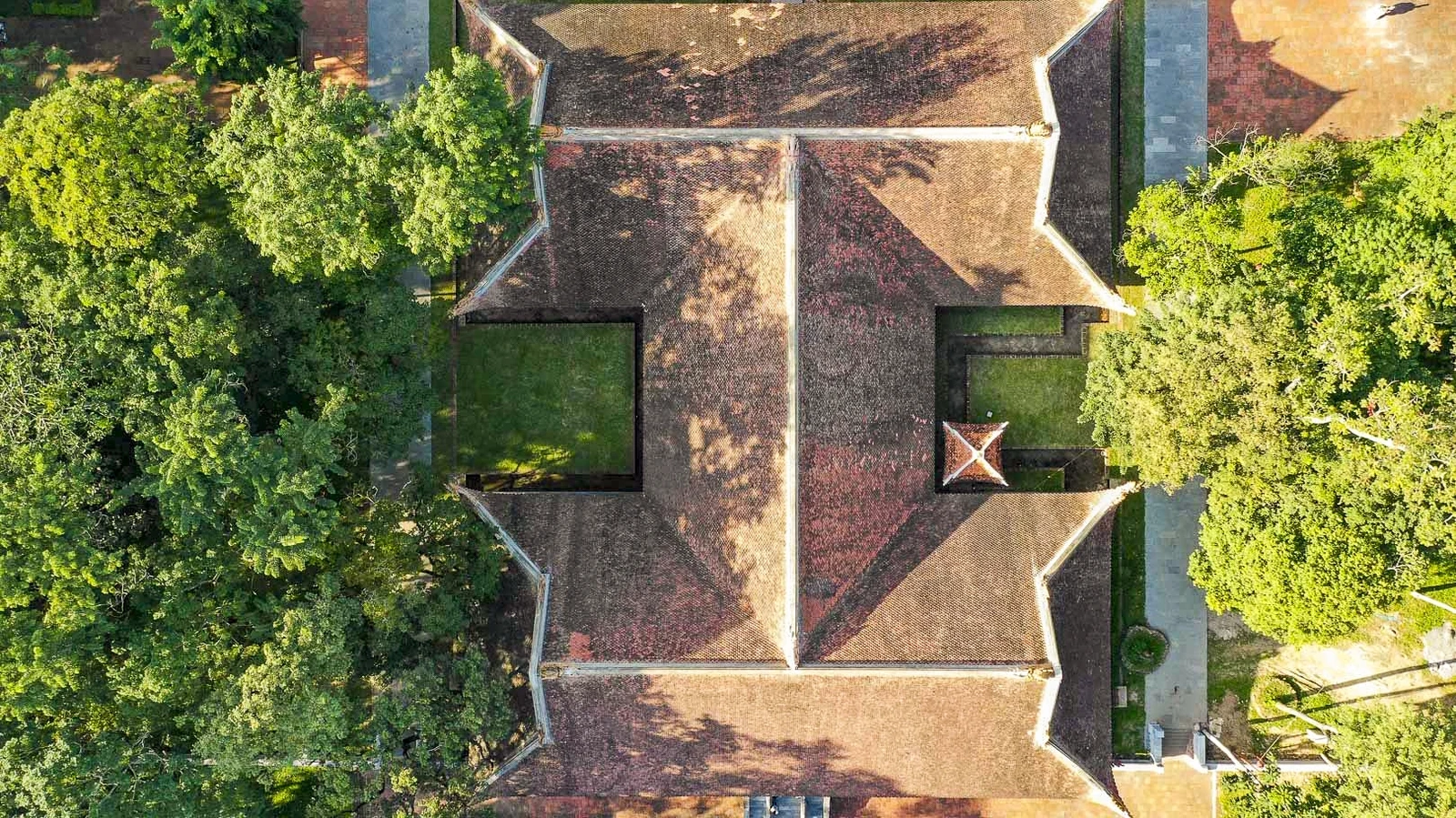 3 tòa điện xếp nối nhau: phía trước là Quang Đức, giữa là Sùng Hiếu, sau cùng là Diên Khánh. Quang Đức và Diên Khánh đều có 9 gian, gian giữa rộng rãi nhất, hai gian đầu hồi thu hẹp chỉ 2m, tạo nên hành lang bao bọc lấy cả ba tòa, vừa kín đáo vừa bề thế.