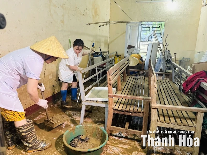 Hỗ trợ xử lý môi trường và phòng chống dịch bệnh sau bão số 10