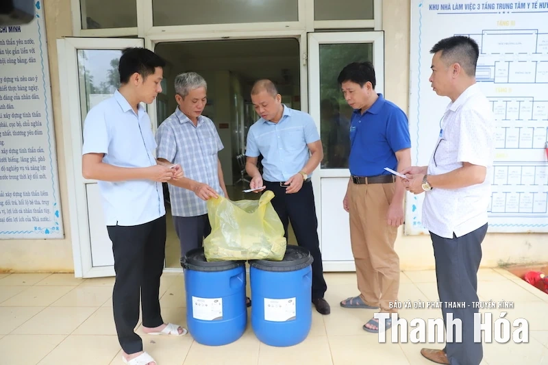 Hỗ trợ xử lý môi trường và phòng chống dịch bệnh sau bão số 10