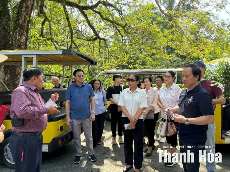 Đoàn đại biểu Lào tham quan Khu Di tích Quốc gia đặc biệt Lam Kinh