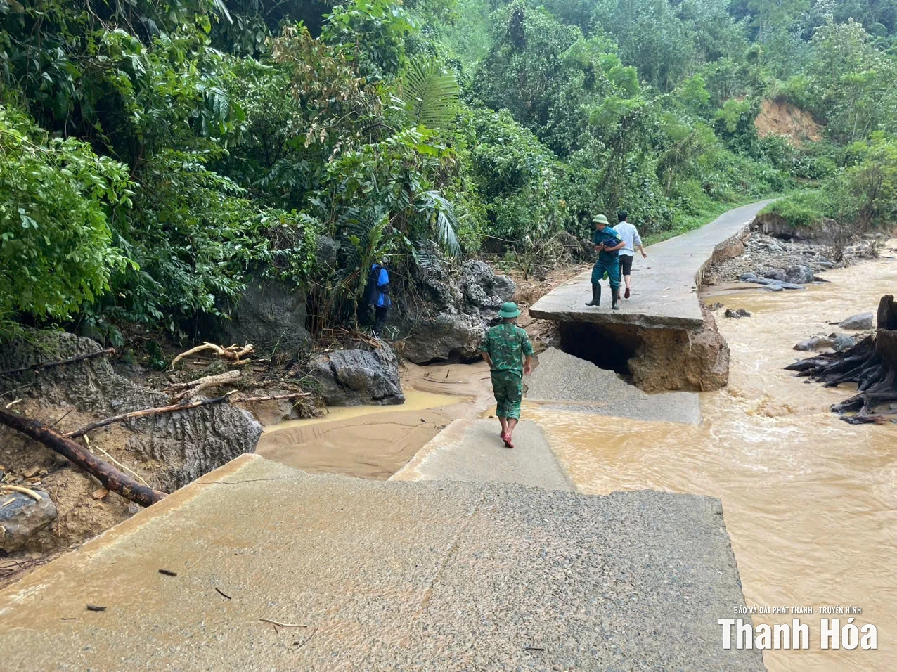 Hàng trăm hộ dân ở Bát Mọt vẫn đang bị cô lập do mưa lũ