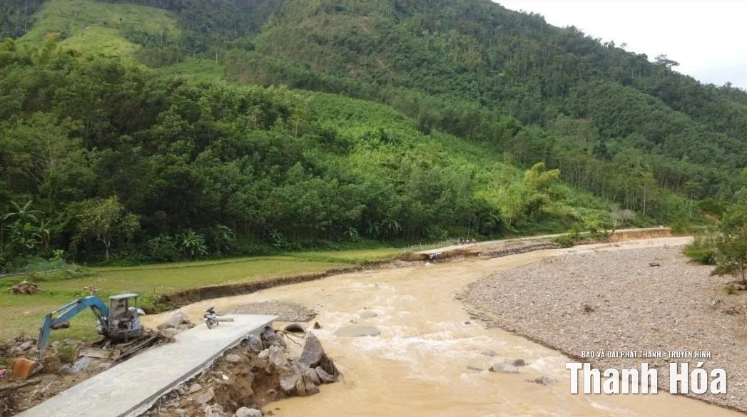 Hàng trăm hộ dân ở Bát Mọt vẫn đang bị cô lập do mưa lũ