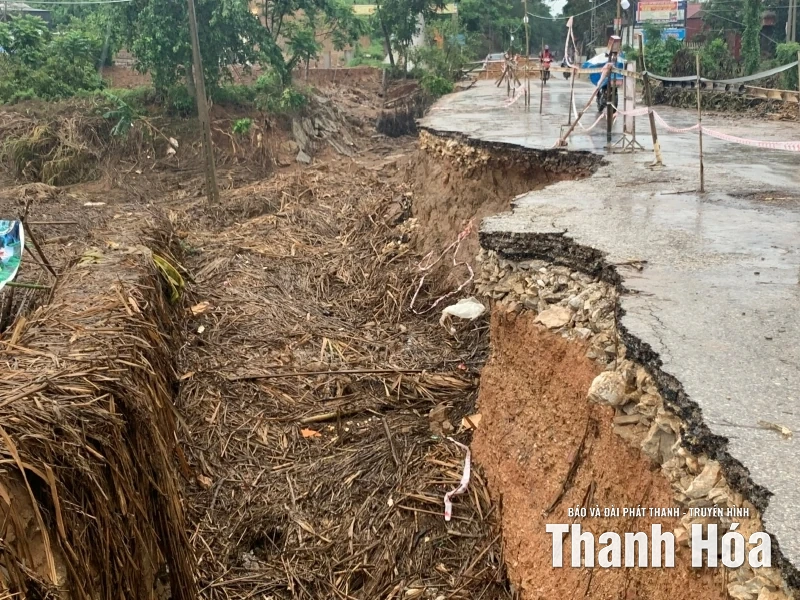 Sạt lở nghiêm trọng đường tỉnh 523 qua địa bàn xã Kim Tân